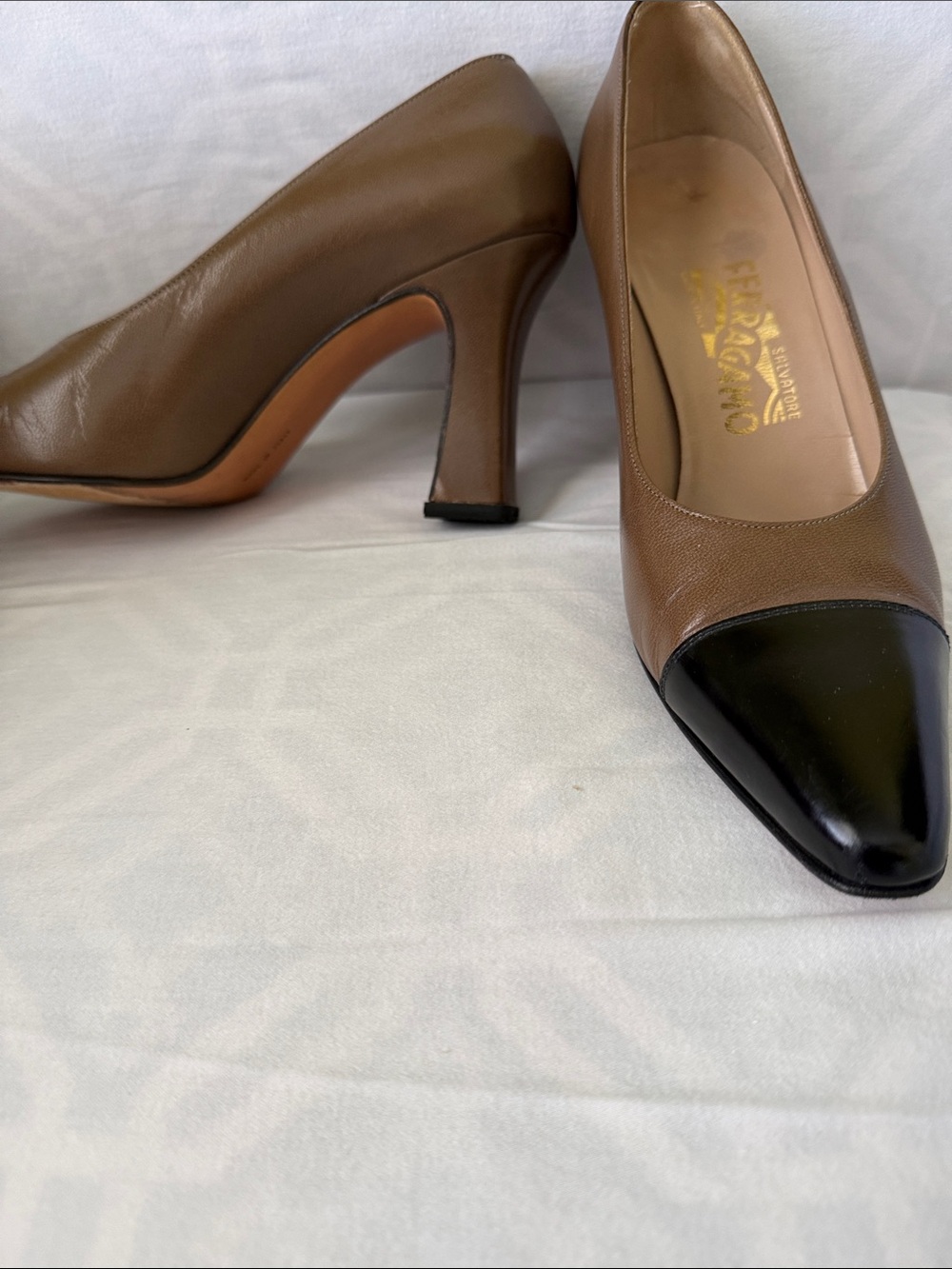 Salvatore Ferragamo spectator heels. Size 8.5B Classic vintaged EUC. - Picture 2 of 6